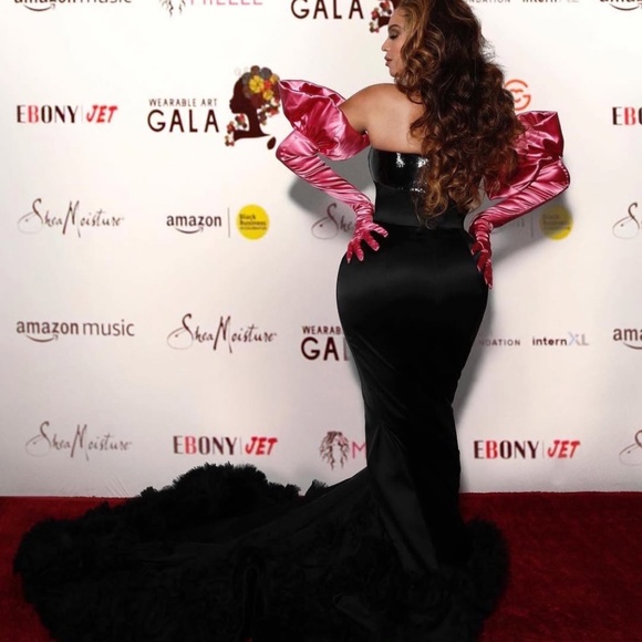 A custom Beyoncé Gucci gown - Picture 2 of 5